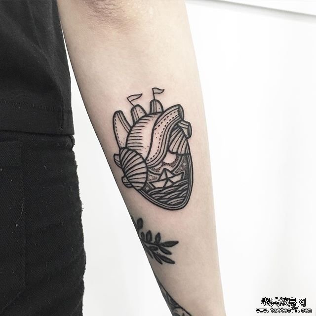 小臂心脏风景点刺school纹身图案