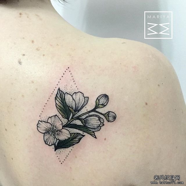 女生背部几何小图案花蕊纹身图案