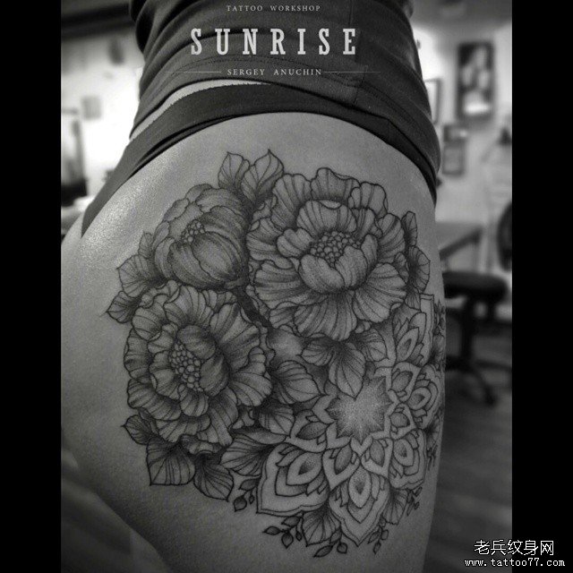 女性臀部梵花花蕊黑灰纹身图案