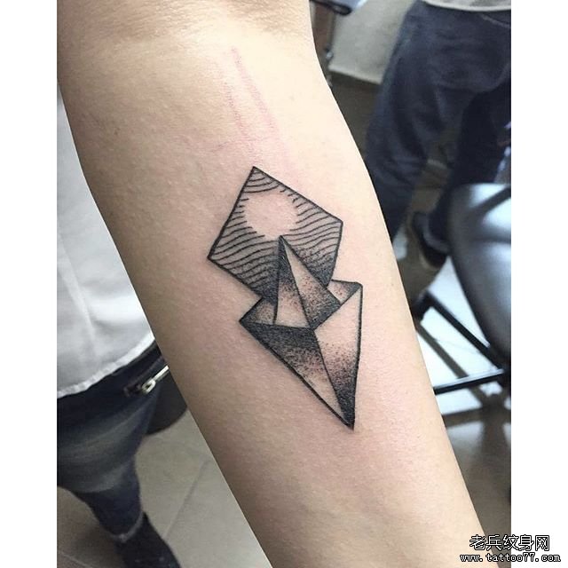 小臂几何点刺简单纹身图案