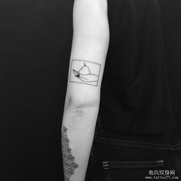 小臂几何小图手和梨子纹身图案