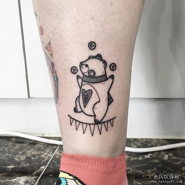 小腿上卡通杂技小熊纹身图案