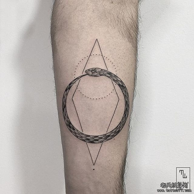 小臂点刺几何蛇纹身图案