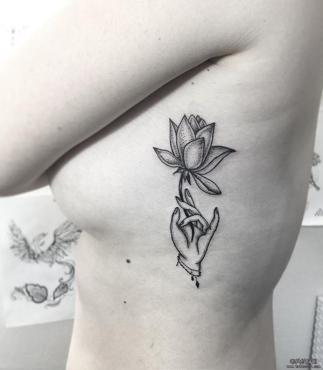 女生侧腰佛手持莲花tattoo纹身图案
