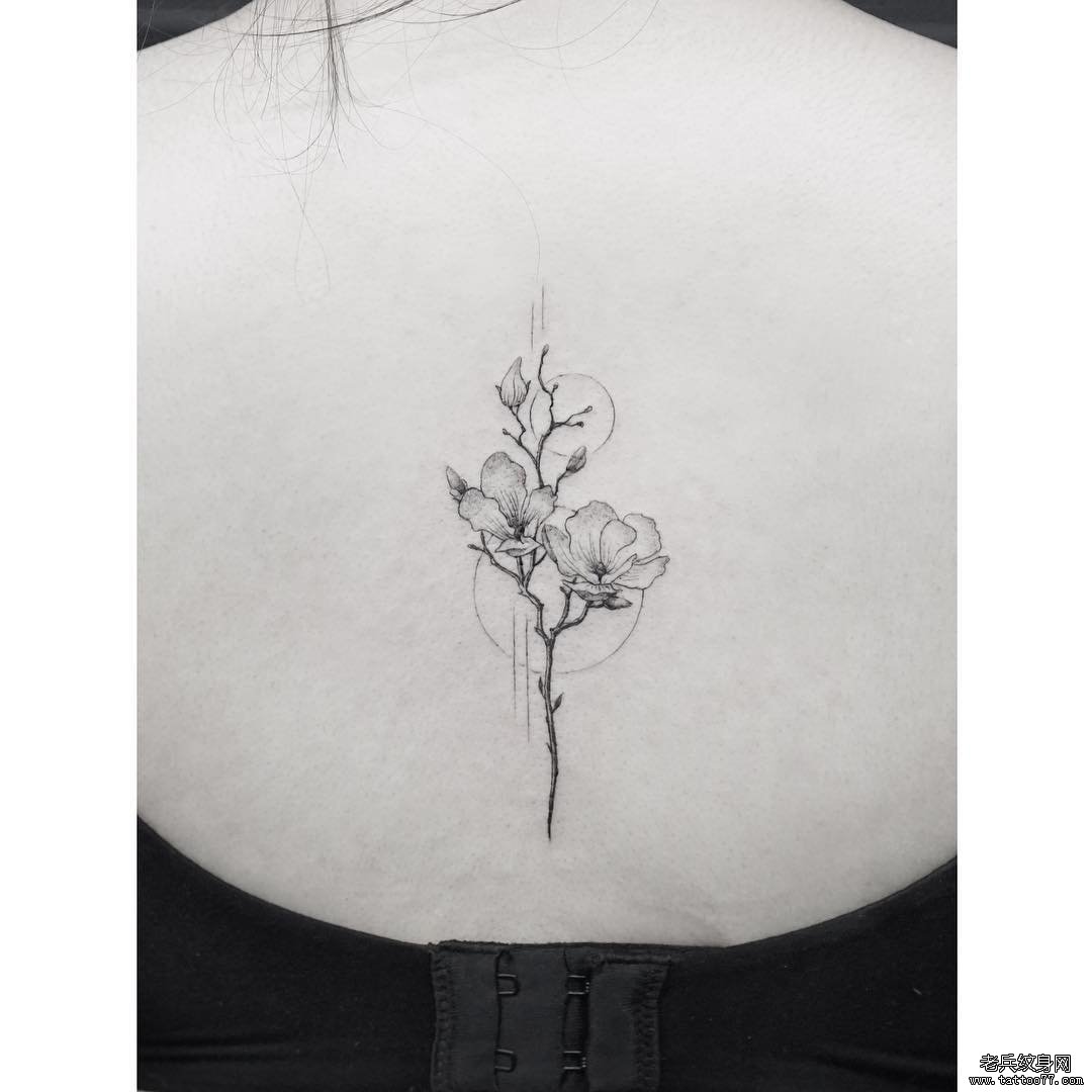 女生背部漂亮清新的花蕊纹身图案