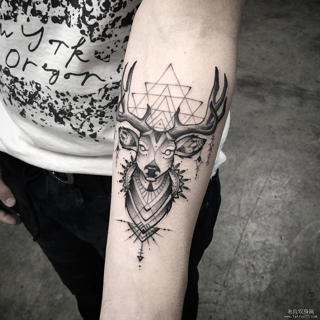 小臂鹿头几何纹身图案