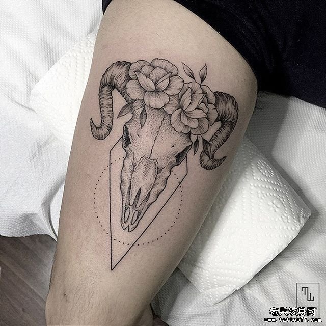 大腿几何花蕊羚羊点刺纹身图案