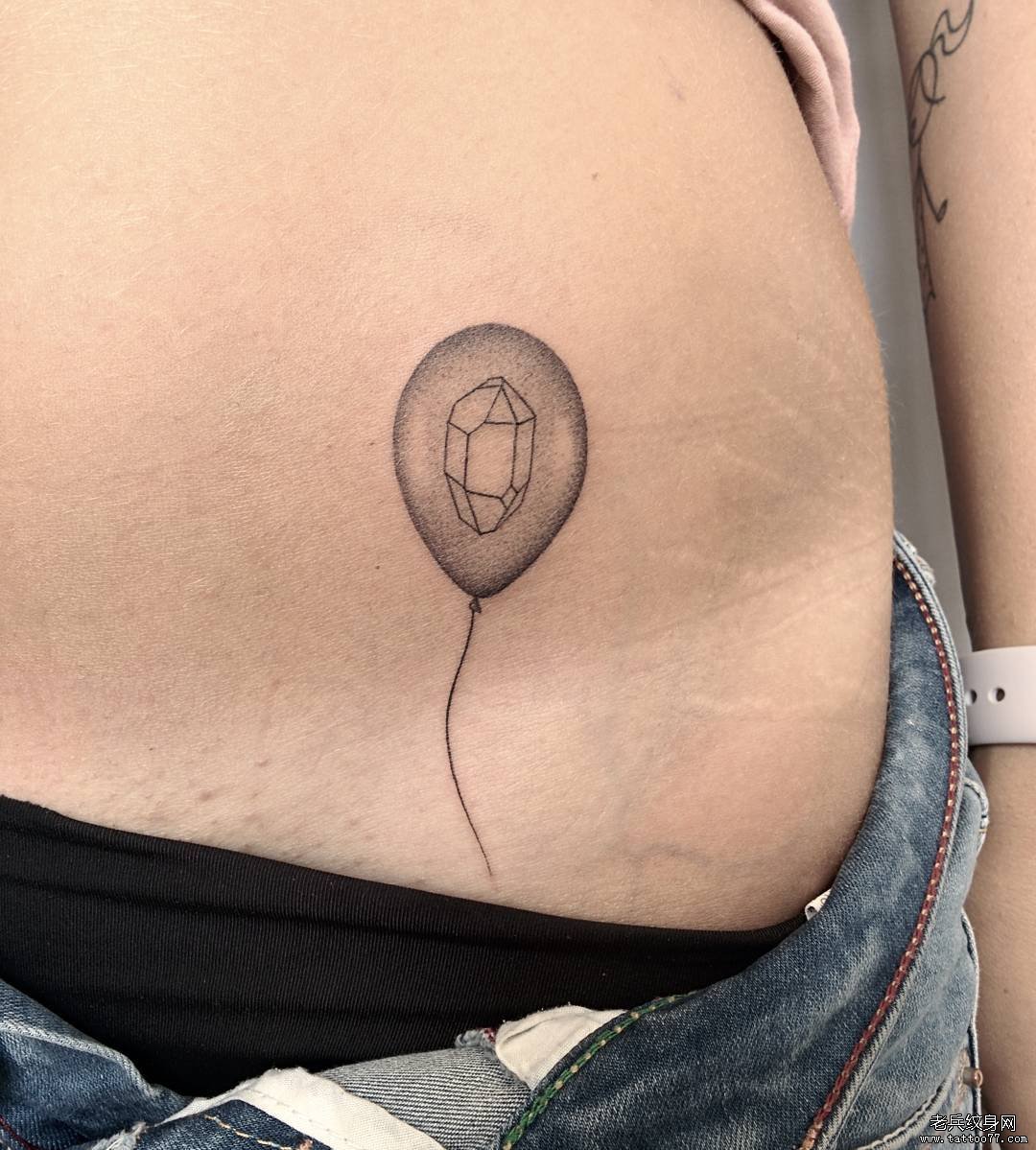腹部气球点刺与几何纹身图案