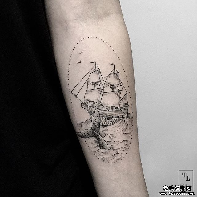小臂帆船鲸鱼浪花纹身图案
