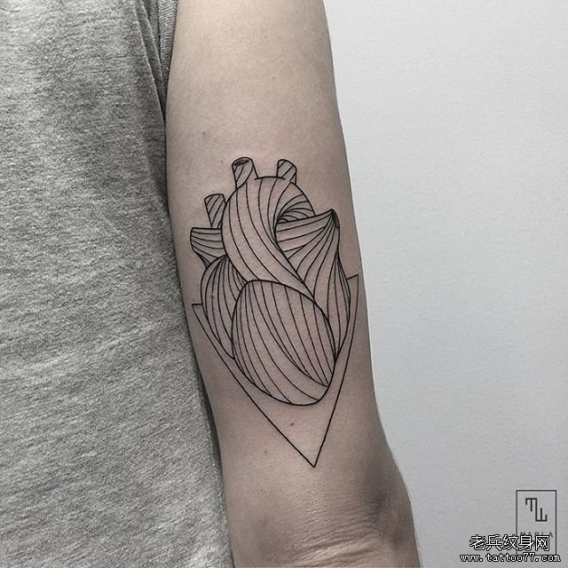 大臂心脏线条几何纹身图案