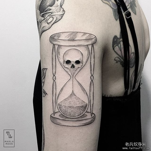 女生个性的大臂沙漏骷髅纹身图案