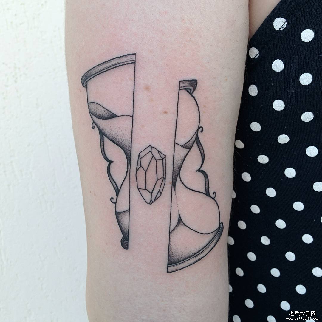 大臂个性破开的沙漏纹身图案