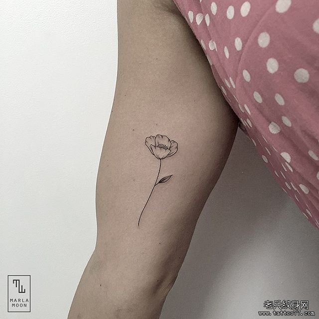 女生大臂小清新花蕊纹身图案