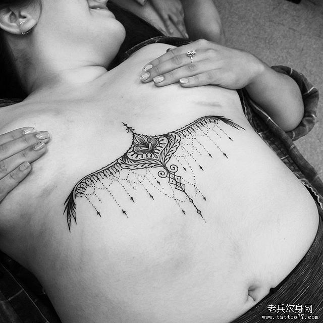 胸部挂坠黑灰性感纹身图案