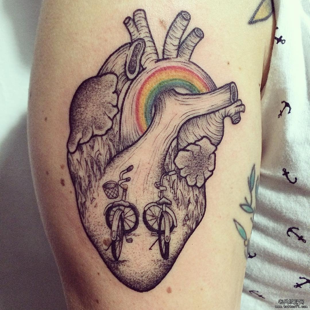 大臂school 心脏彩虹纹身图案
