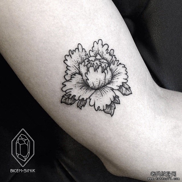 大臂一朵黑灰菊花纹身图案