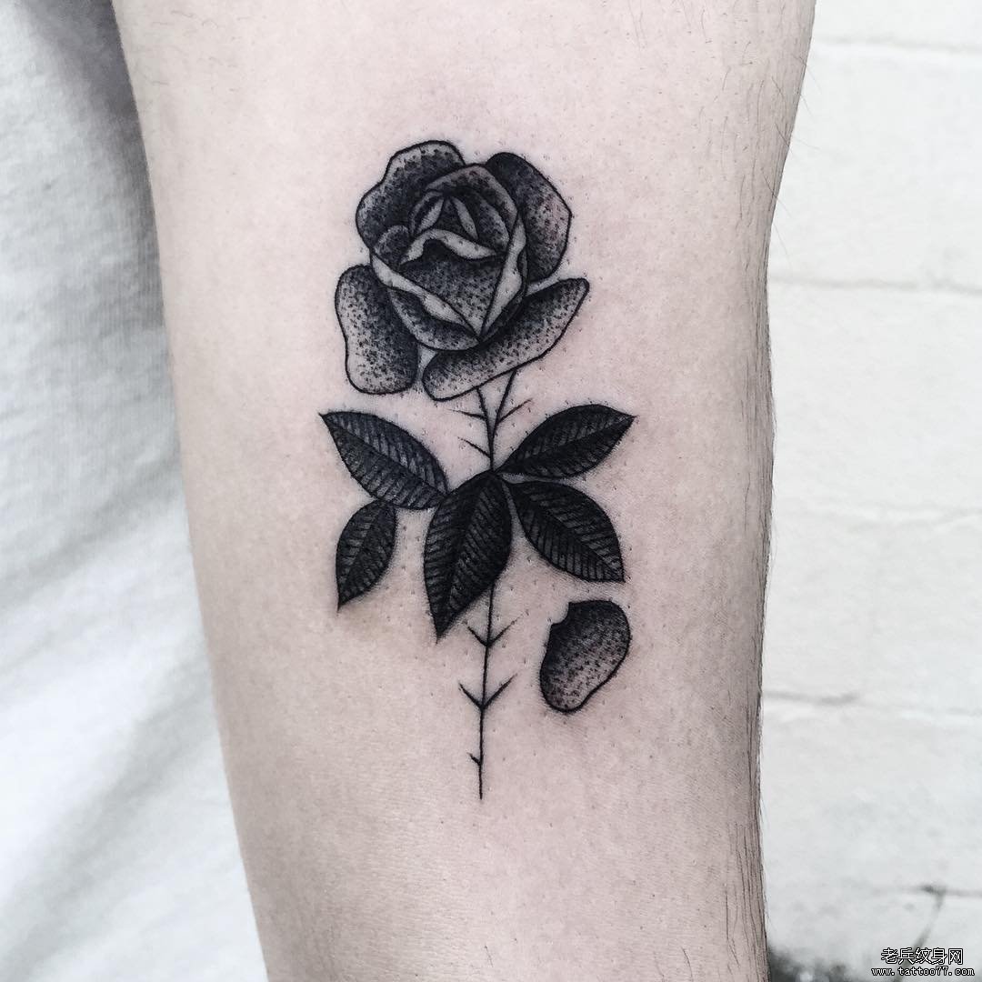 大臂school黑灰点刺玫瑰纹身图案