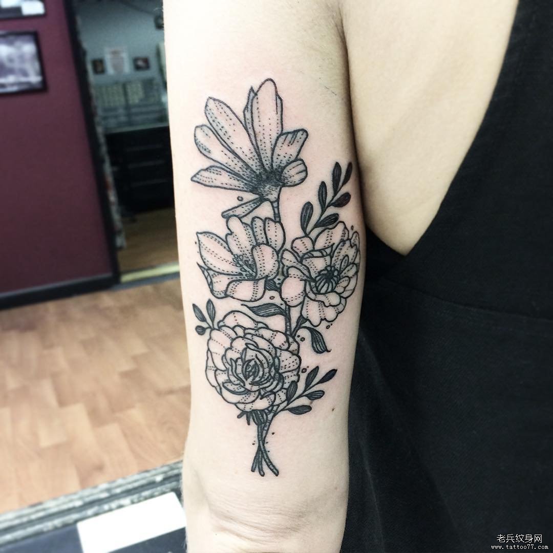 大臂点刺小清新花蕊纹身图案