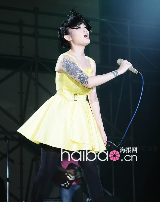 明星范晓萱手臂个性龙纹身图案十足朋克风