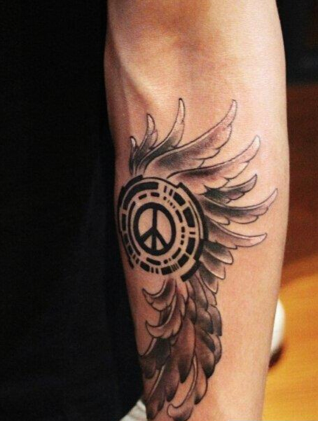 手臂反战翅膀黑灰纹身图案
