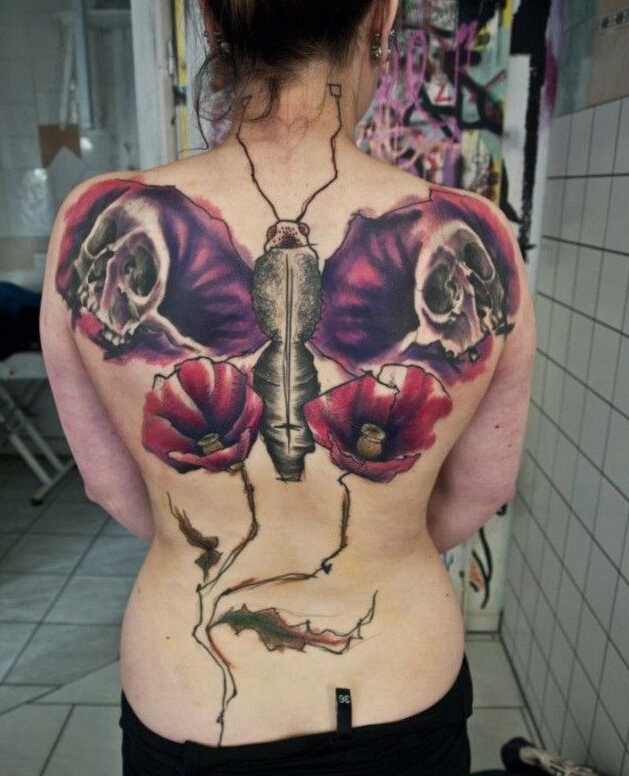 满背蝴蝶骷髅和花纹身图案