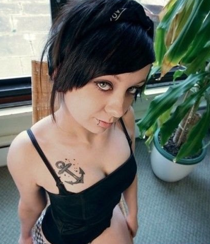 欧美女性胸部个性船锚纹身