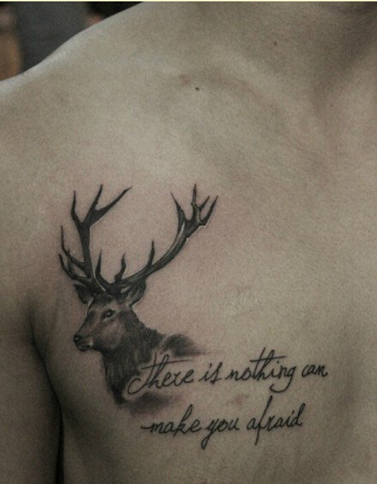 男性胸部时尚羚羊英文字纹身