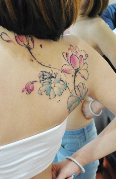 美女后背漂亮的彩色水墨荷花纹身图案