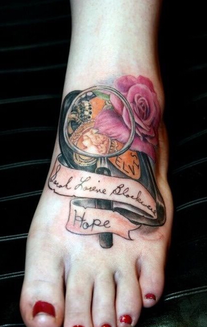 创意脚背放大镜下的写实玫瑰英文图案