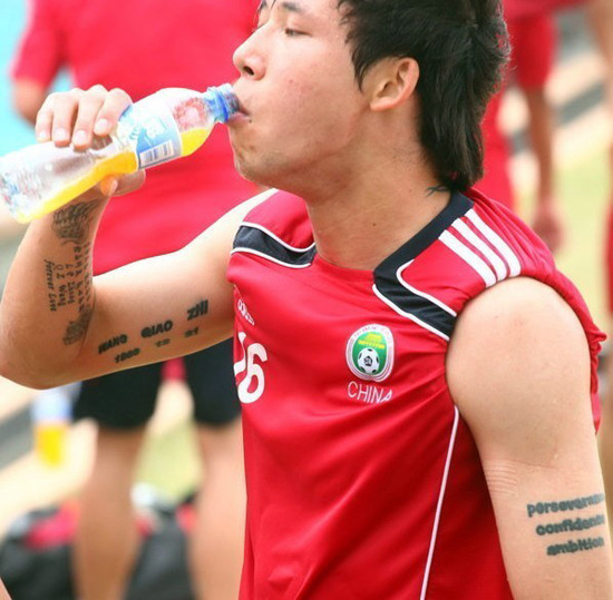 球星张琳芃左臂英文文字纹身