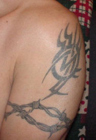 手臂黑色钢丝绳纹身图案