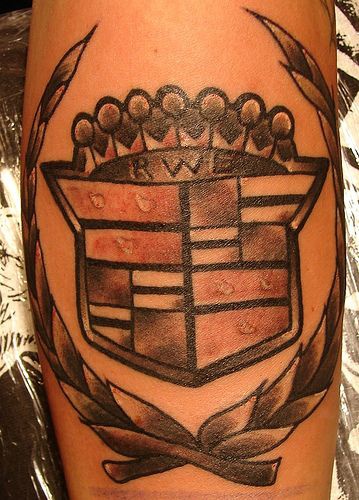 手臂彩色凯迪拉克纹身图案