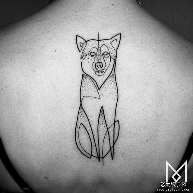 背部极简线条点刺狗纹身图案
