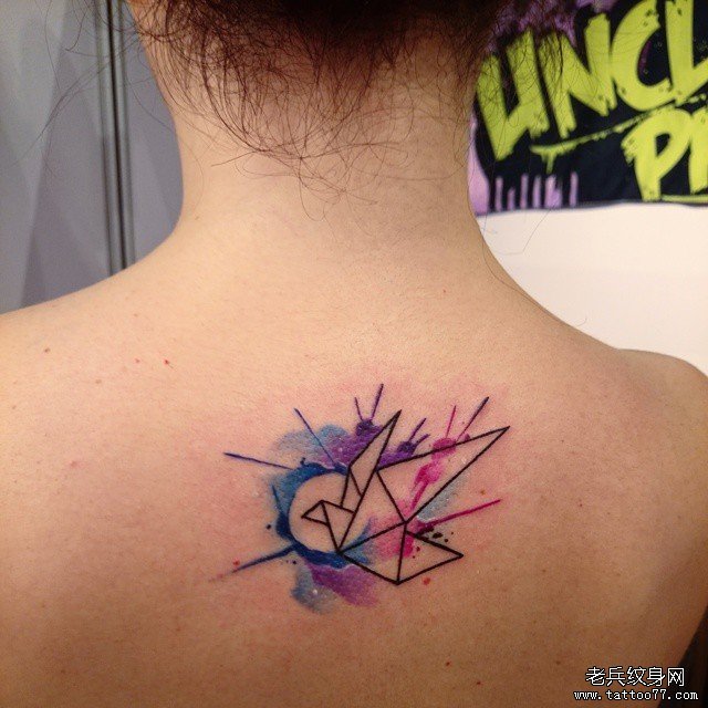 背部几何千纸鹤水彩泼墨纹身图案