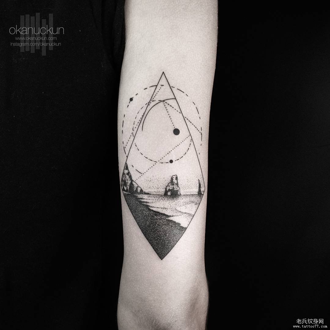 手臂上几何线条点刺海岸风景纹身图案