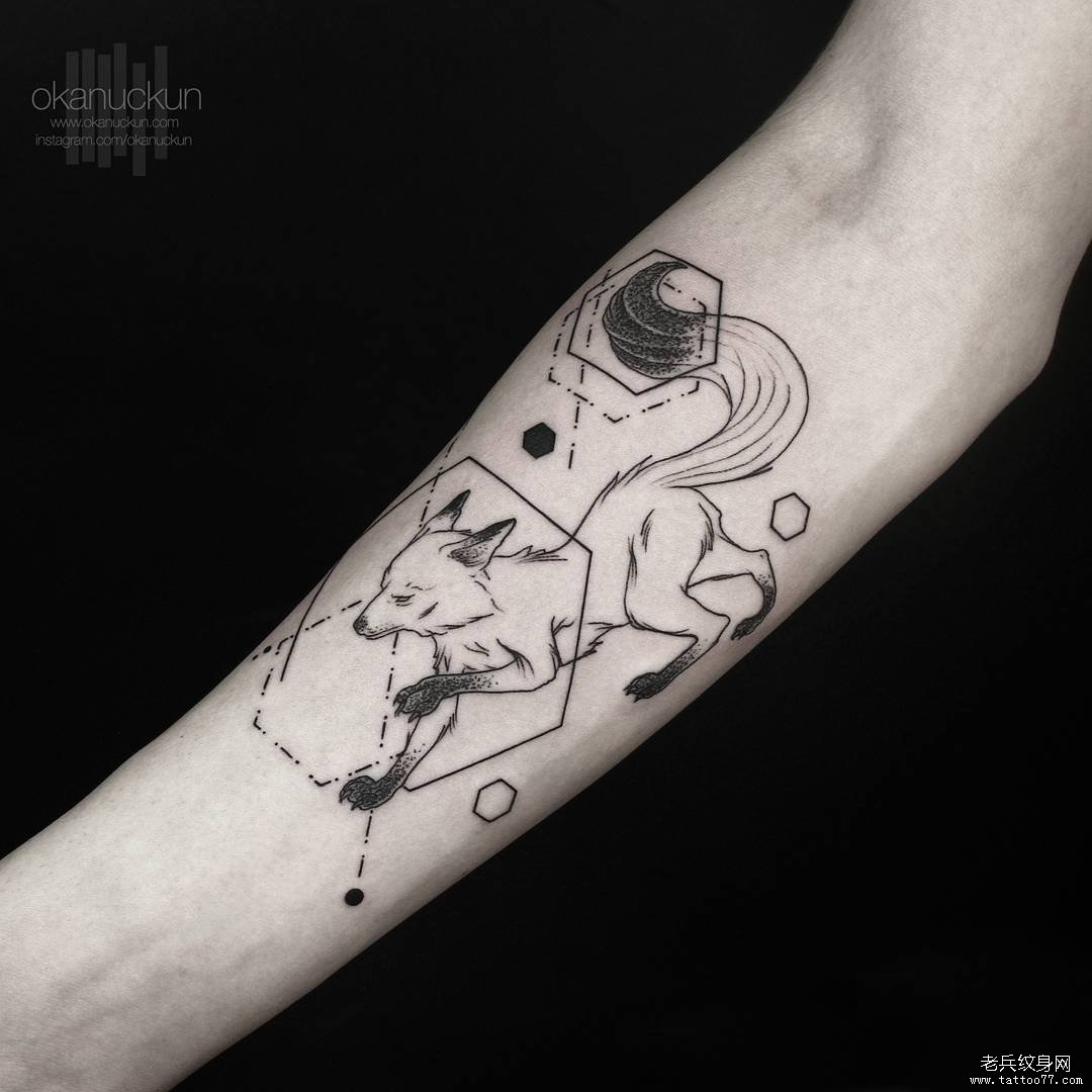 小臂线条狐狸点刺几何纹身图案