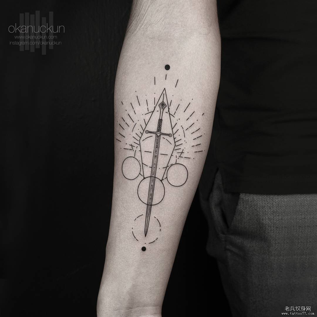 小臂几何剑线条纹身图案