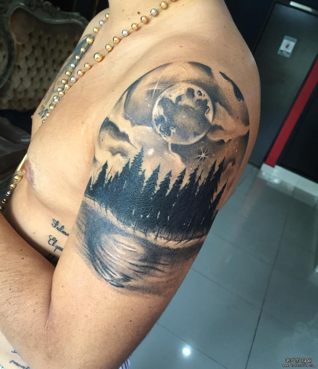 男性大臂欧美星空树纹身图案