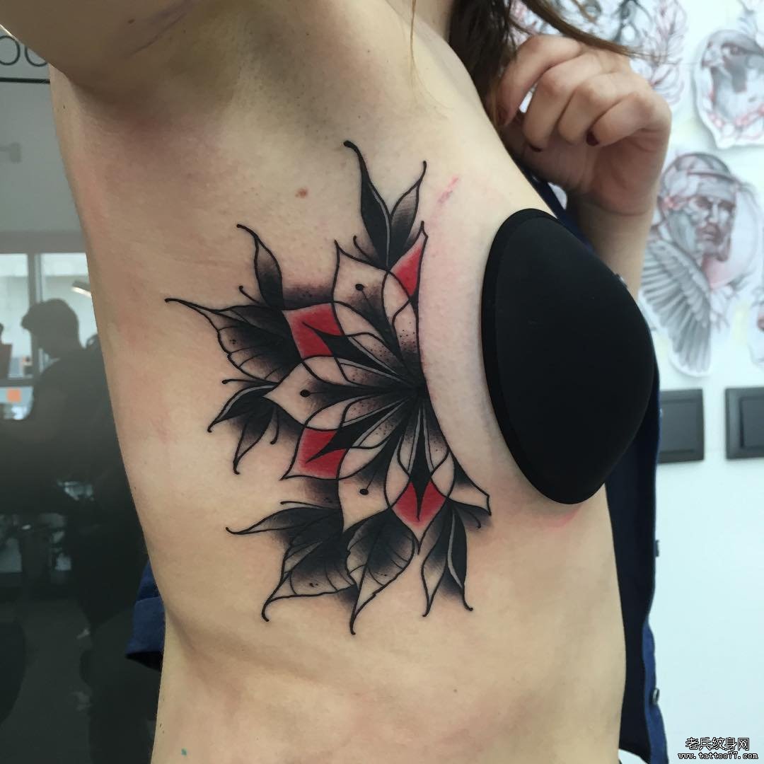 女生侧胸彩绘梵花纹身图案