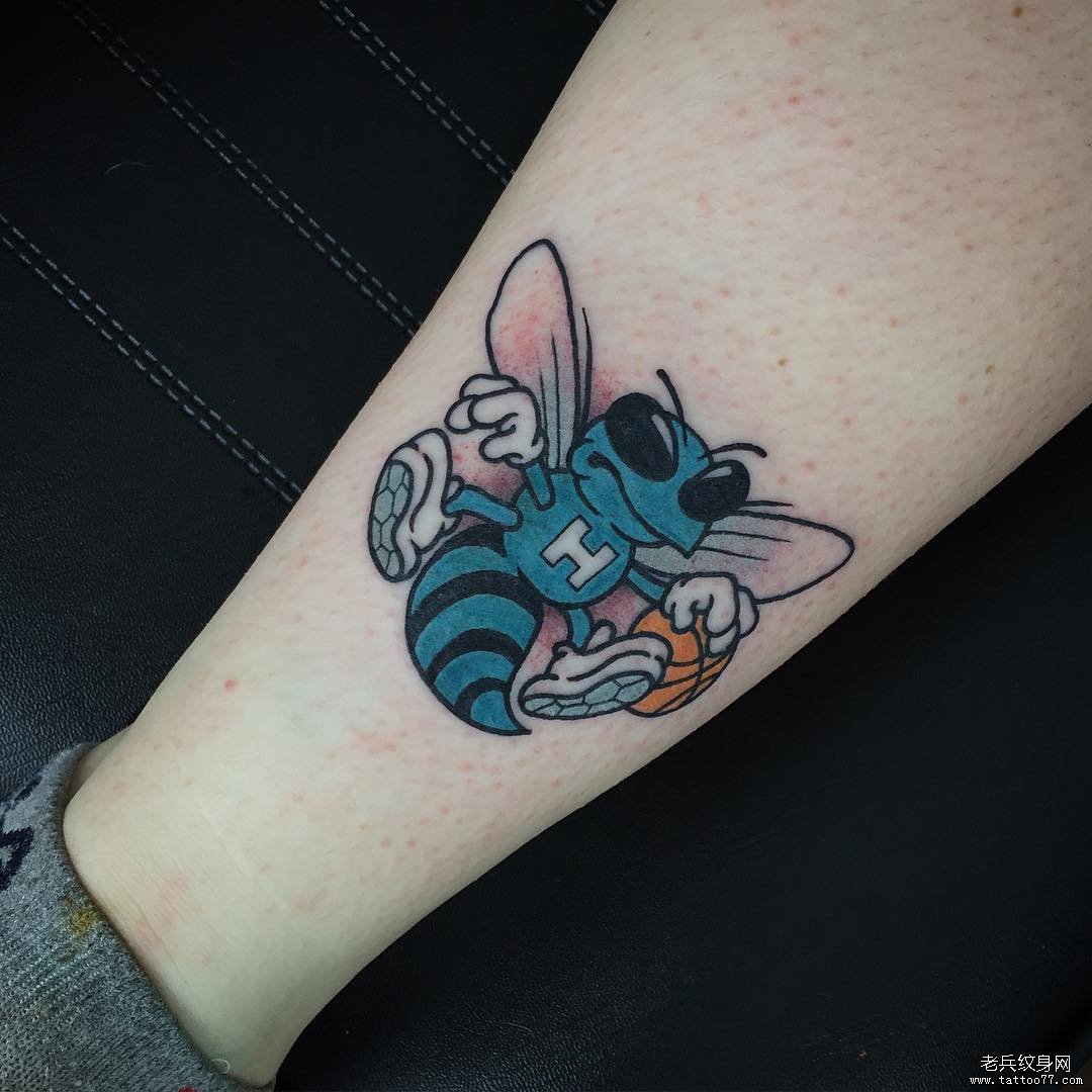 小腿彩绘欧美卡通蜜蜂纹身图案