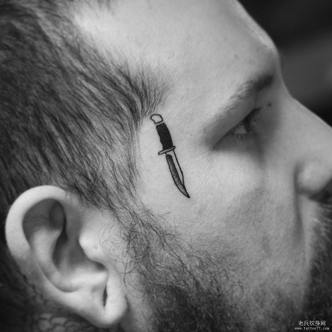 男士脸部小清新匕首纹身图案