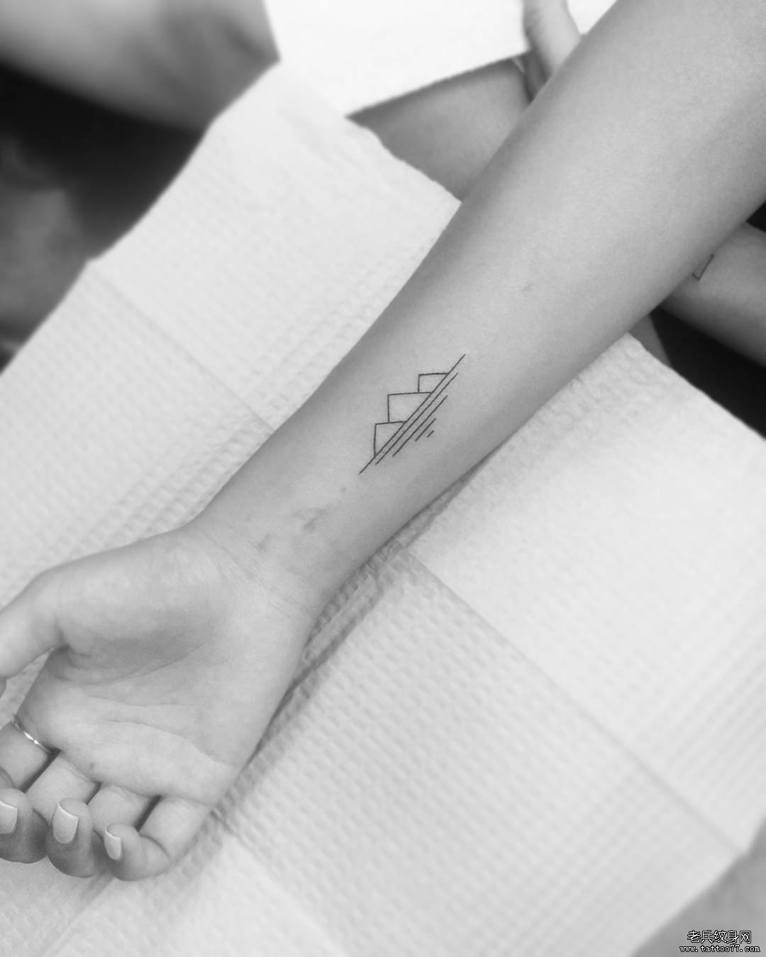 女生小臂几何线条山水小清新纹身图案
