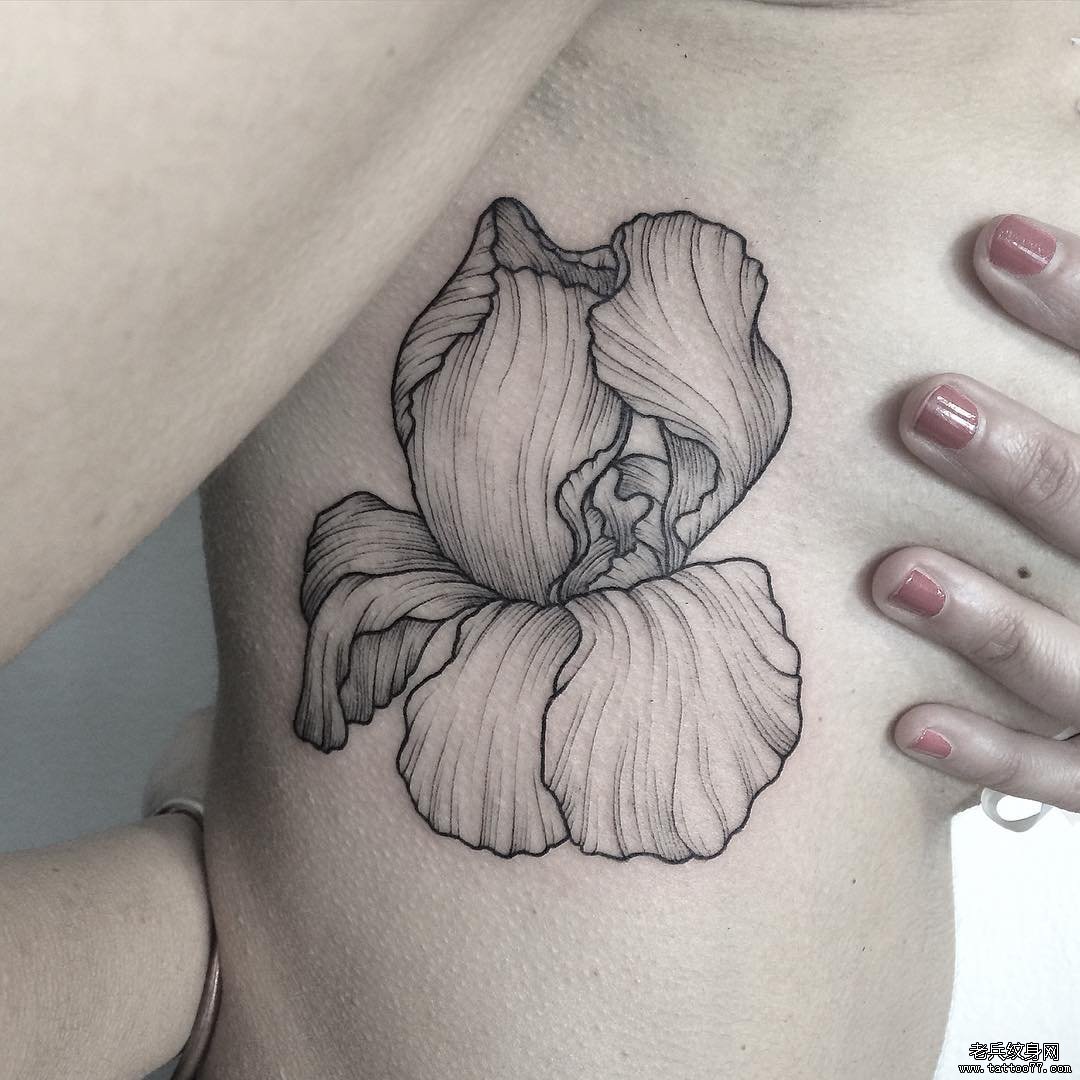 女生侧胸性感线条花蕊纹身图案