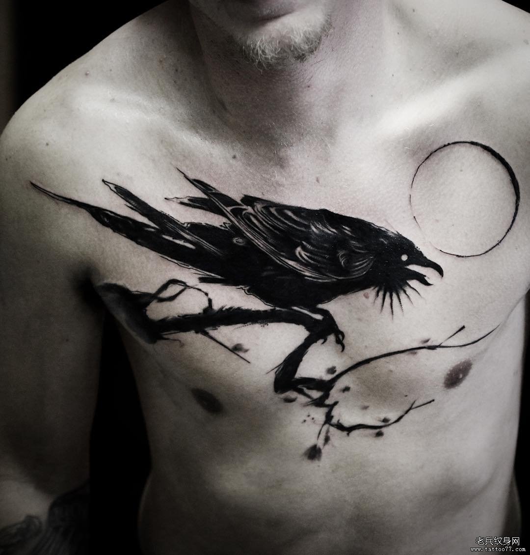 男性胸部水墨乌鸦纹身图案