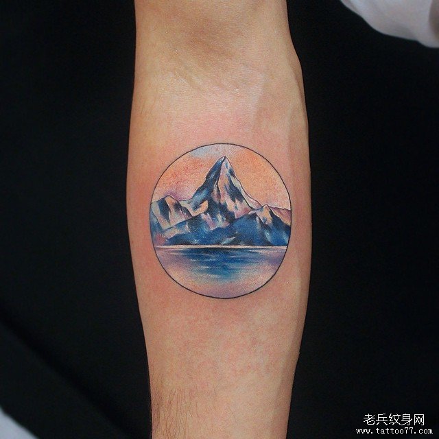 小臂彩色风景山脉几何纹身图案