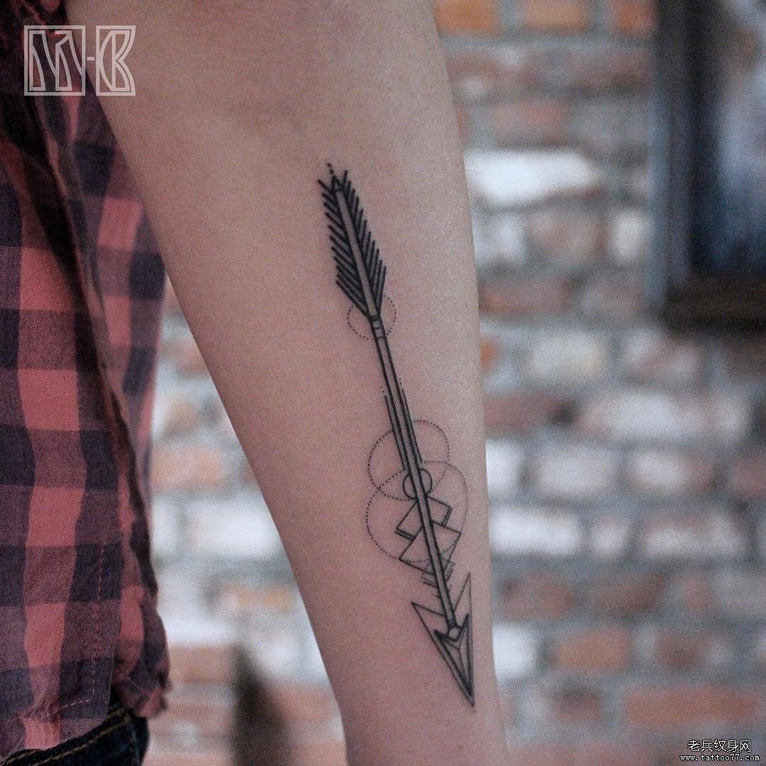 小臂箭几何点刺线条纹身图案