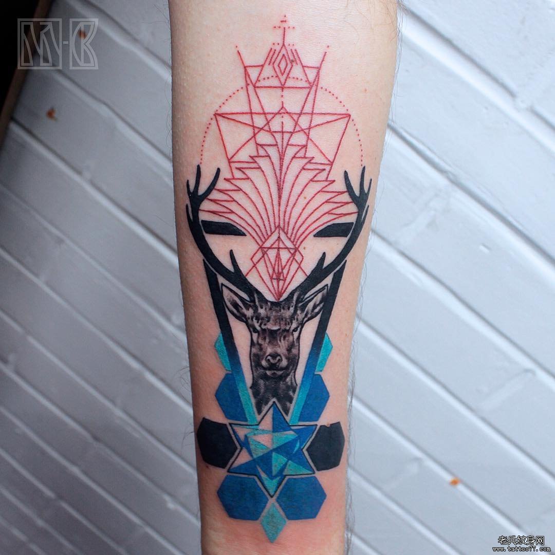小臂彩绘麋鹿几何纹身图案