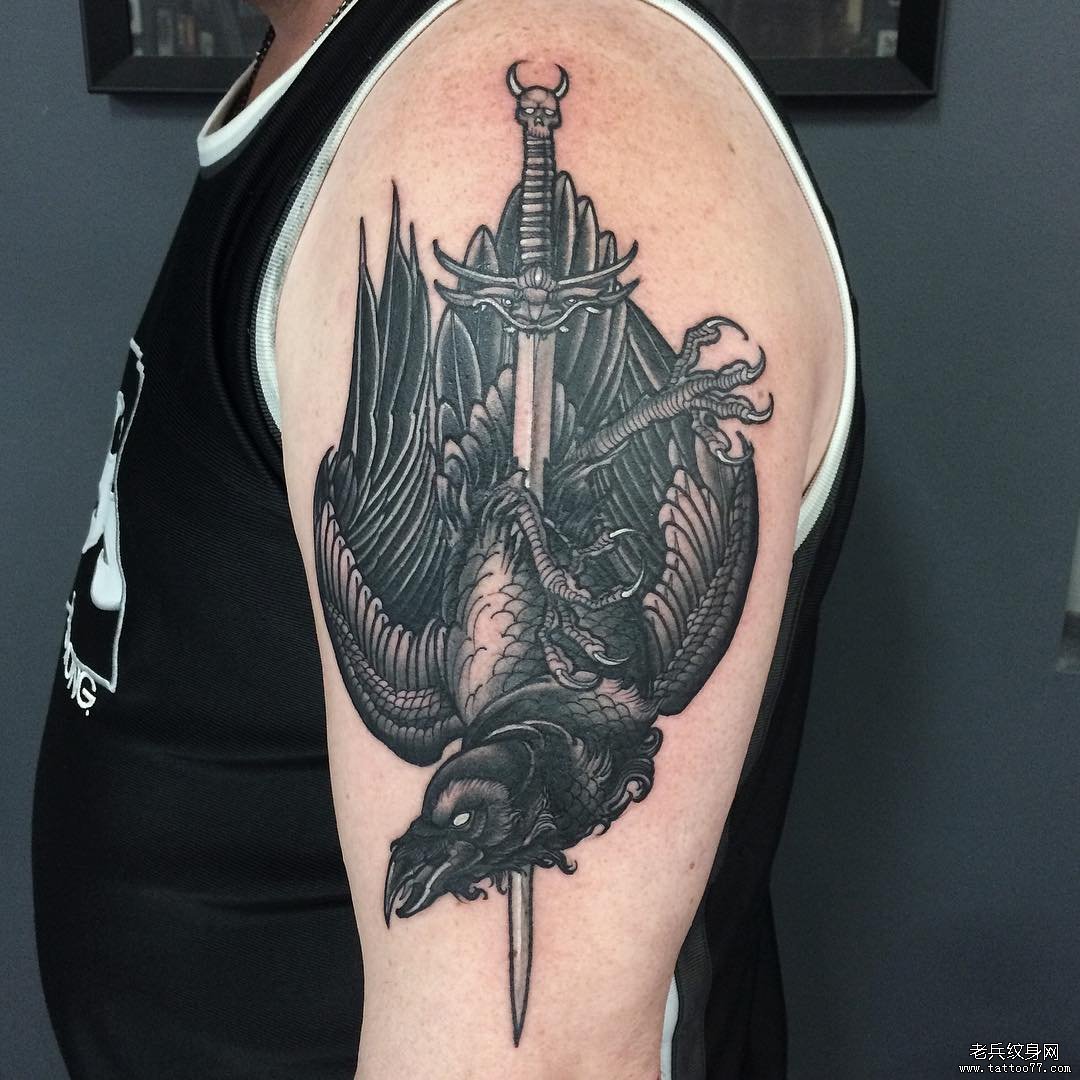 男士大臂乌鸦匕首遮盖纹身图案