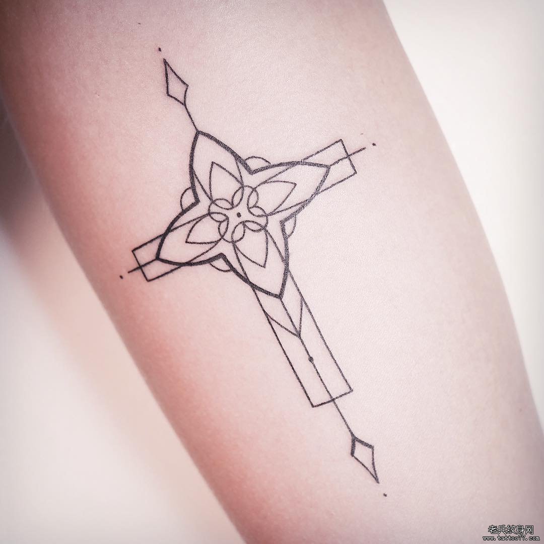 小臂十字架几何线条纹身图案