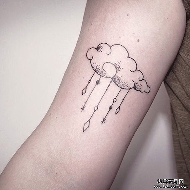 大臂云朵几何线条点刺纹身图案